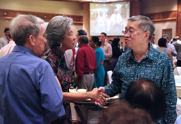 At the Pioneer Tribute Dinner, many pioneer educators were delighted to meet ex-colleagues and reminisce about the good ol’ days.