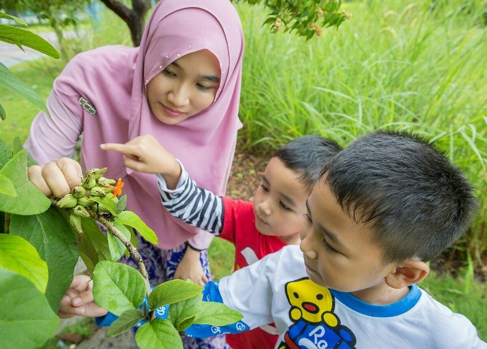 Exploring Science Outdoors with Your Child