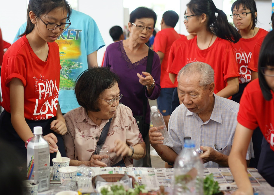 Students showed residents how to make terrariums from recycled plastic bottles at the school’s Ciyuan Eco Day event. 

(Photo credit: Hougang Secondary School) 