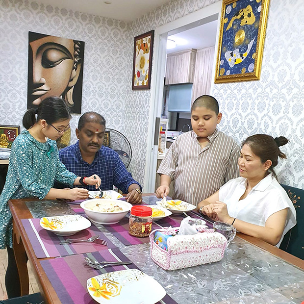 Kavi and Jayashree helping to set the table.